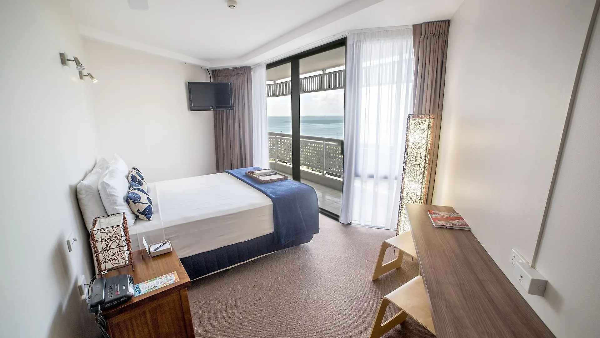 Rydges Esplanade Resort Cairns 4*,