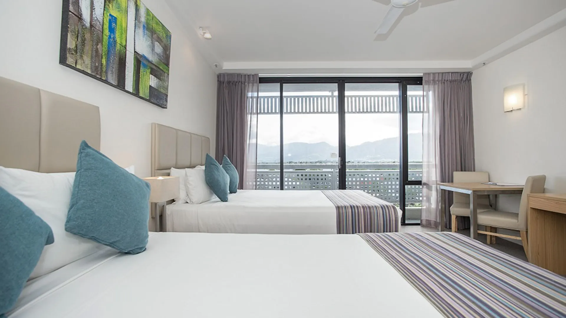 Rydges Esplanade Resort Cairns 4*,