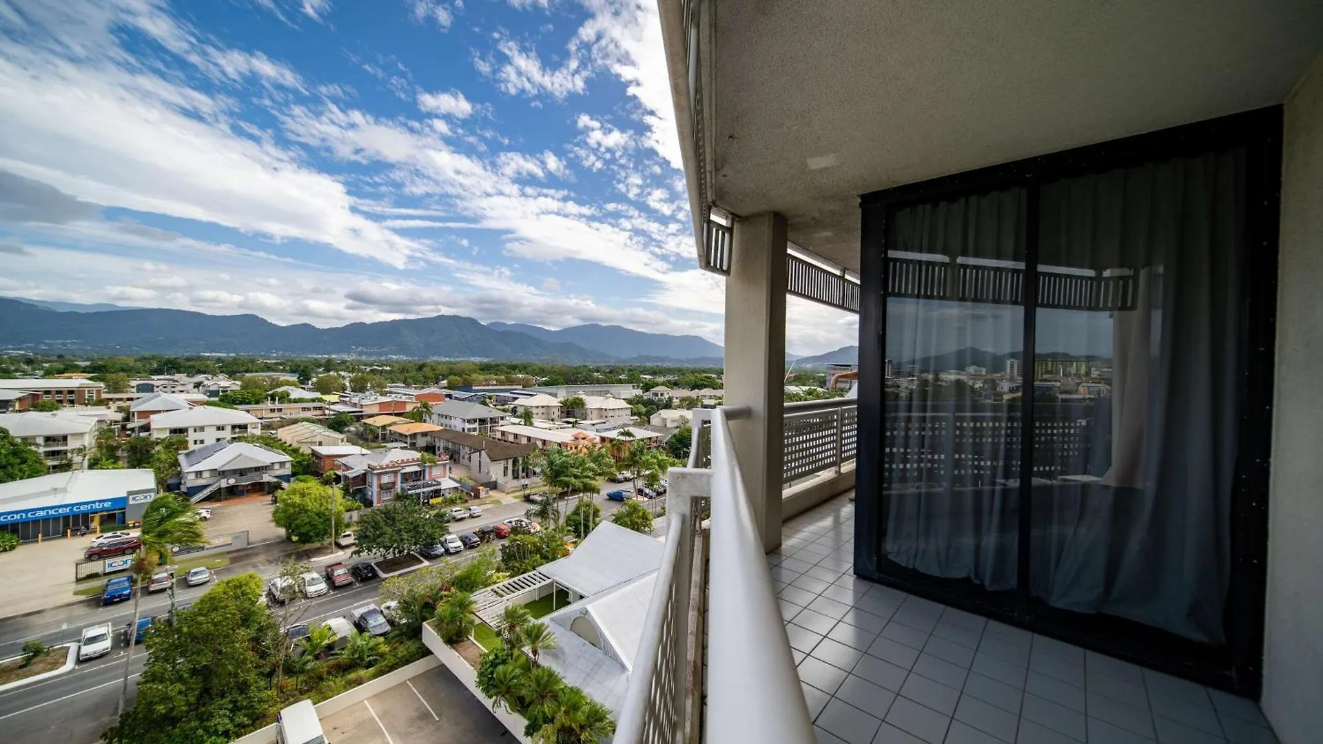Rydges Esplanade Resort Cairns location